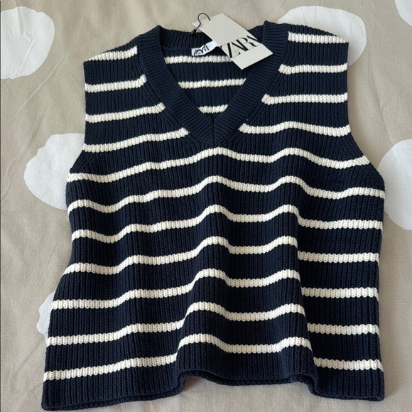 Zara Women's Blue and White Striped Sweater Vest - Picture 3 of 4
